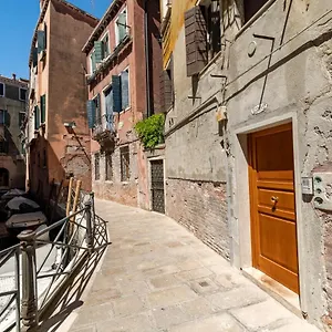 Apartment Querini Suite-balcony On Canal, Close To San Marco, Venice